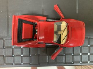 Coche de juguete rojo