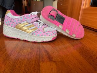zapatos con ruedas, dorados y rosas ￼