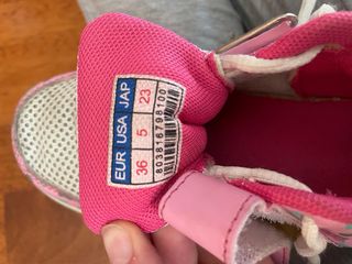 zapatos con ruedas, dorados y rosas ￼