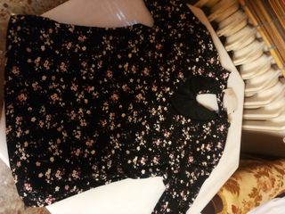 Camiseta estampada floral negra