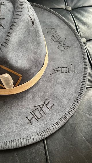 Sombrero Boho con Cuarzo y Mensajes