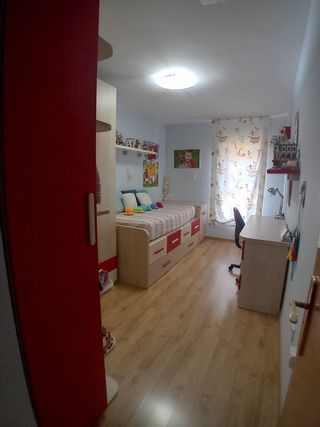 Habitación juvenil beige y roja