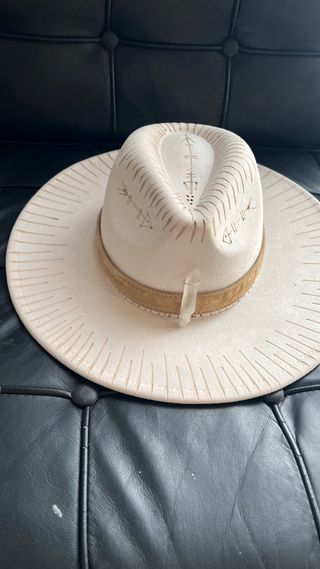 Sombrero Boho Beige con Cuarzo y Flecos