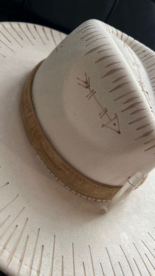 Sombrero Boho Beige con Cuarzo y Flecos