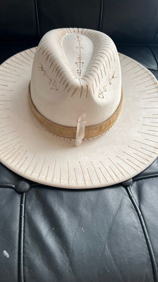 Sombrero Boho Beige con Cuarzo y Flecos