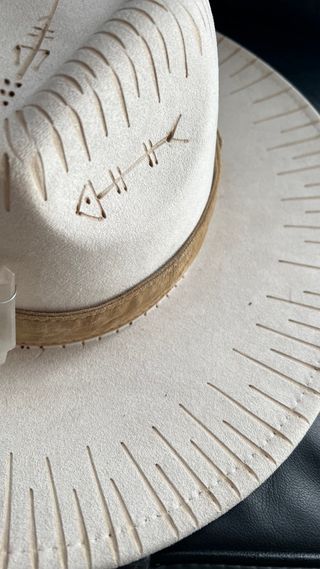 Sombrero Boho Beige con Cuarzo y Flecos