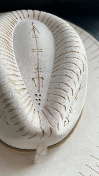 Sombrero Boho Beige con Cuarzo y Flecos