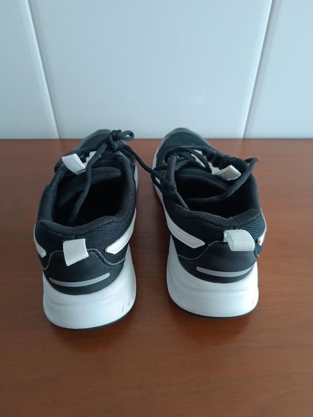 Zapatillas deportivas Puma negras y blancas