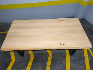Mesa de comedor madera pino y patas metal