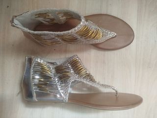 Sandalias doradas y plateadas
