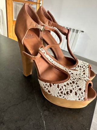 Zapatos de tacón beige y marrón