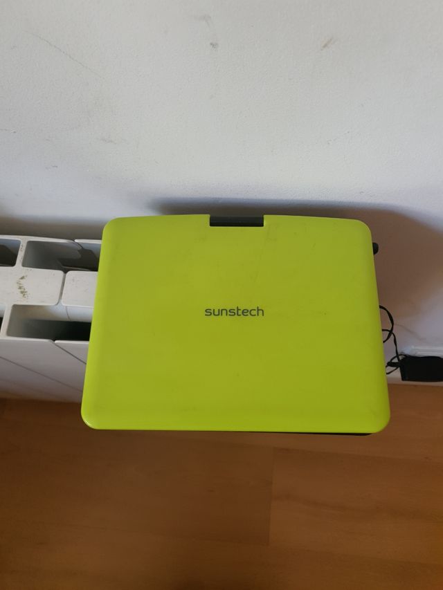 DVD portátil con complementos para coche