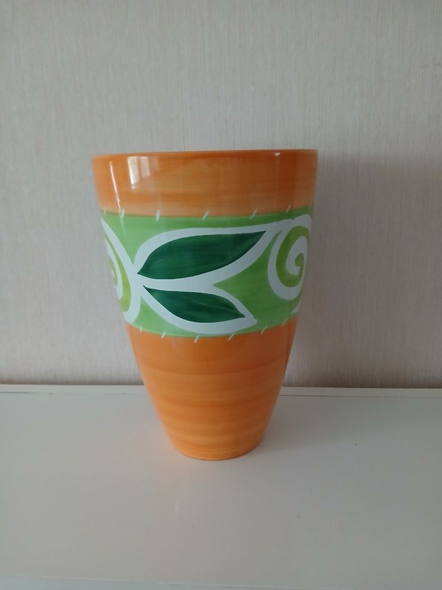 Jarrón de cerámica naranja y verde