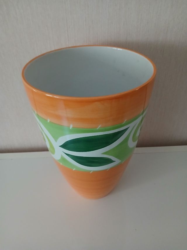 Jarrón de cerámica naranja y verde