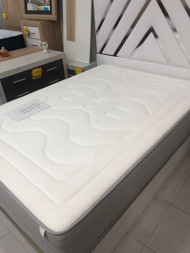 Colchón gris y blanco