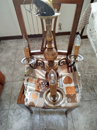 Lampadario in metallo e legno