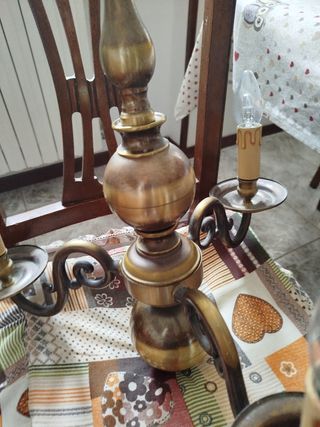 Lampadario in metallo e legno