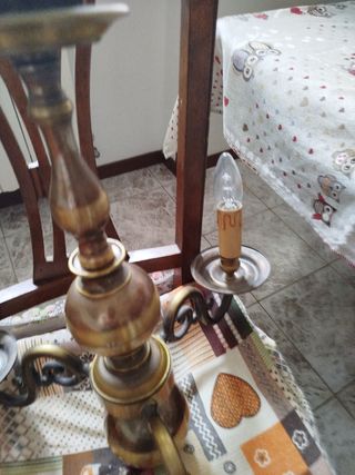 Lampadario in metallo e legno