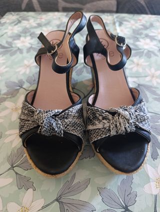 Sandalias K by Kookai negras y grises