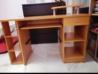 Escritorio de madera con estantes