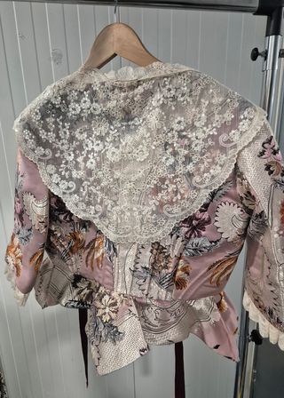 Traje de Fallera rosa y blanco seda estrecha