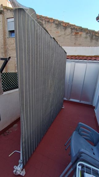 Toldo plegable manual gris y blanco