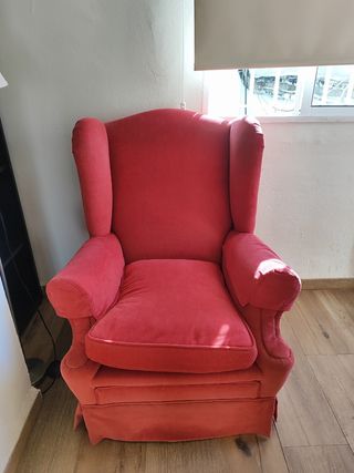 Sillón orejero rojo de tela