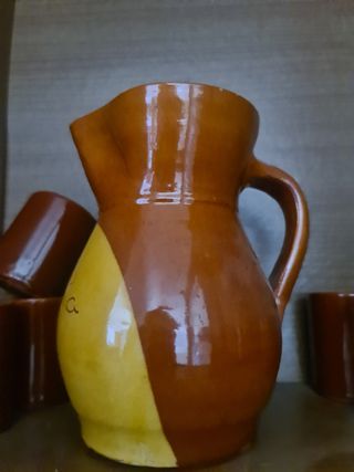 Jarra y 7 tazas de barro 