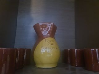 Jarra y 7 tazas de barro 