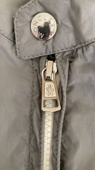 Chaqueta Moncler gris entretiempo