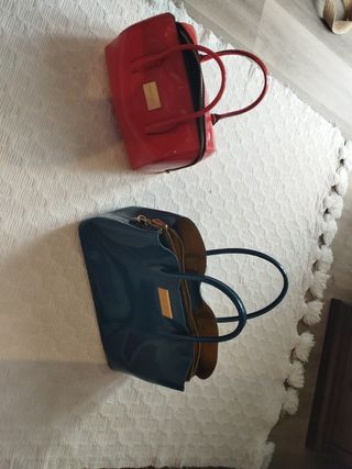 Bolsos Bimba y Lola charol rojo y azul ,cada
