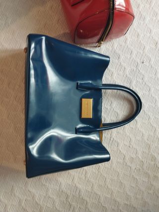 Bolsos Bimba y Lola charol rojo y azul ,cada