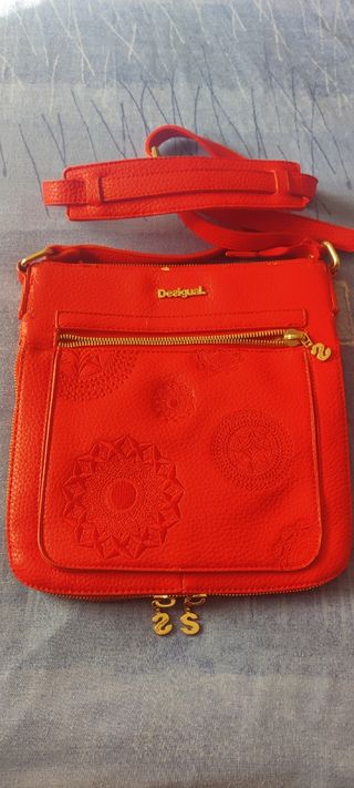 Bolso Desigual Rojo con Detalles Dorados