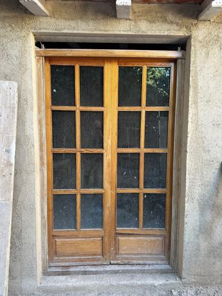 balconeras de madera y ventana a juego