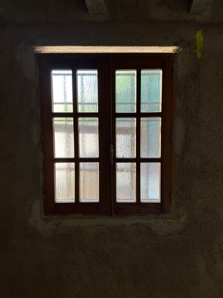 balconeras de madera y ventana a juego