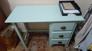 Mesa escritorio + 2 sillas + estanteria