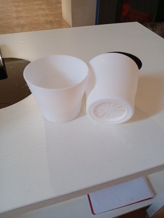 Macetero blanco de plástico