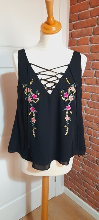 Blusa Stradivarius bordada negra