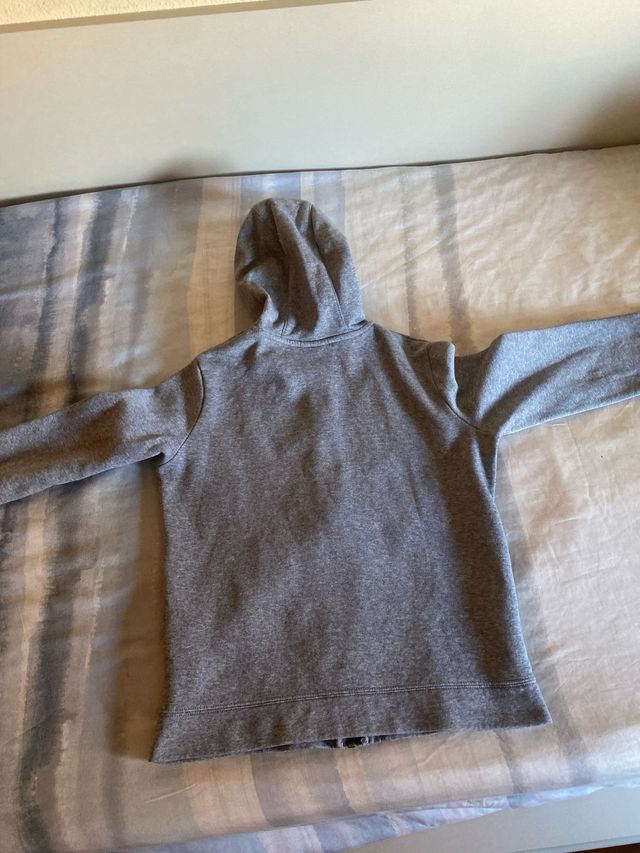 Chaqueta Nike gris talla 137-147 Original y cómoda