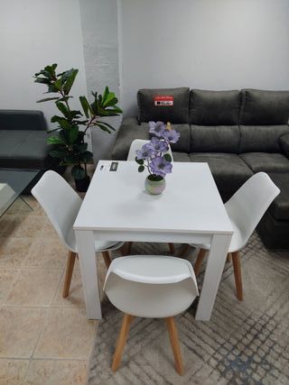 Mesa blanca con 4 sillas