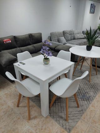 Mesa blanca con 4 sillas