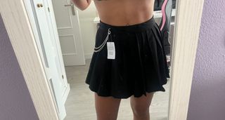 Falda plisada negra con cadena