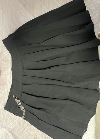 Falda plisada negra con cadena