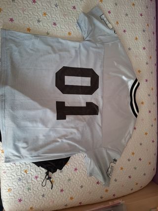 Conjunto camiseta y pantalón deportivo.