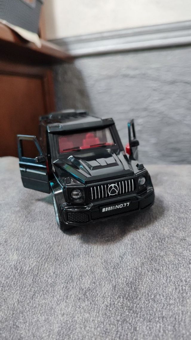 Auto nera Mercedes G-Wagon