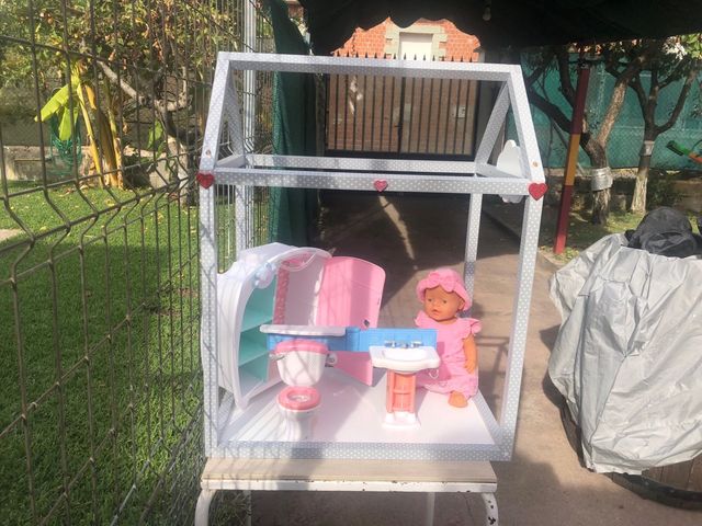 Casita de muñecas con muñeco y baño y armario 