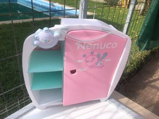 Casita de muñecas con muñeco y baño y armario