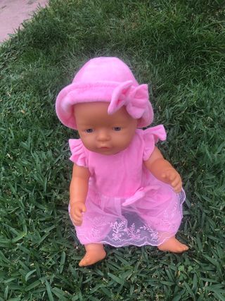 Casita de muñecas con muñeco y baño y armario