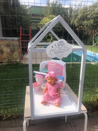 Casita de muñecas con muñeco y baño y armario