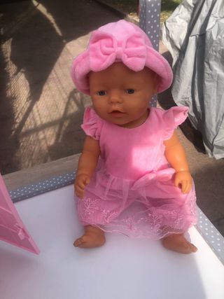 Casita de muñecas con muñeco y baño y armario